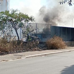 Incendio nel parcheggio dell'ospedale Dimiccoli di Barletta