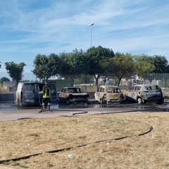 Incendio nel parcheggio dell'ospedale Dimiccoli di Barletta