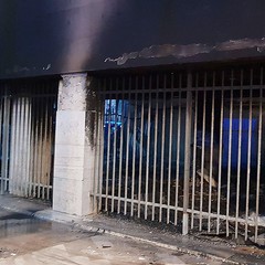 Incendio in via Ungaretti, si leva alta una nuvola di fumo nero