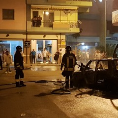 Incendio in via Risorgimento, auto in fiamme