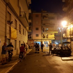 Incendio in via Risorgimento, auto in fiamme