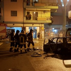 Incendio in via Risorgimento, auto in fiamme