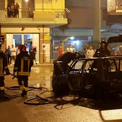 Incendio in via Risorgimento, auto in fiamme