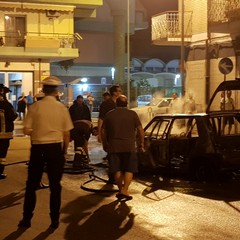 Incendio in via Risorgimento, auto in fiamme