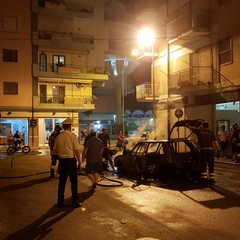 Incendio in via Risorgimento, auto in fiamme