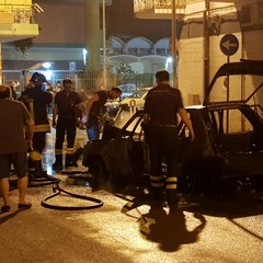 Incendio in via Risorgimento, auto in fiamme