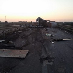 Terribile incidente sulla SS16bis a Barletta Sud, camion a pezzi
