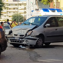 Auto ribaltata nei pressi della scuola San Domenico Savio, quattro i feriti
