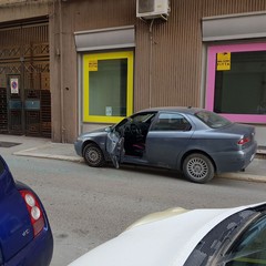 Urto tra due automobili in via Indipendenza