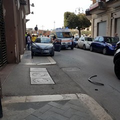 Urto tra due automobili in via Indipendenza