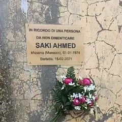 La targa commemorativa di Saki Ahmed