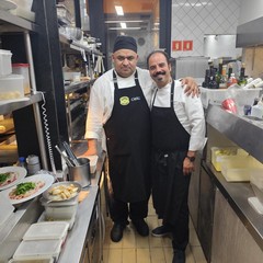 Lo chef Doronzo con lo chef del ristorante con cui ha collaborato in Brasile