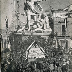 Monumento dello Stocchi portato durante i moti popolari in Piazza Roma