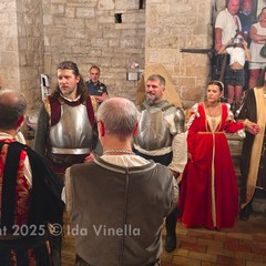 La città rivive la Disfida: nella Cantina va in scena l'Offesa