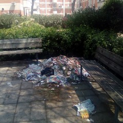 Cumuli di rifiuti nel parco di via Barberini