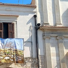 Tele come bandiere in Piazza Marina