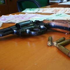 Nascondeva un revolver in casa, arrestata 24enne di Barletta