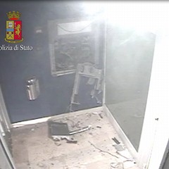 Assalto al bancomat in via Canosa con una carica esplosiva