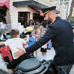 Primo giorno di scuola: l'ingresso per gli studenti della "D'Azeglio" con la Polizia di Stato