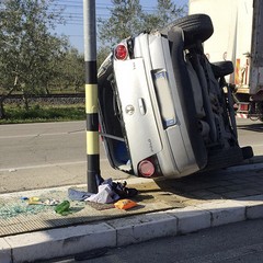 Impatto tra due auto in via Trani, una si ribalta sul marciapiede