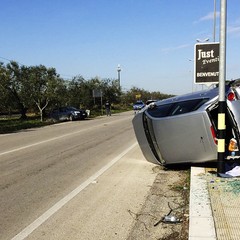 Impatto tra due auto in via Trani, una si ribalta sul marciapiede