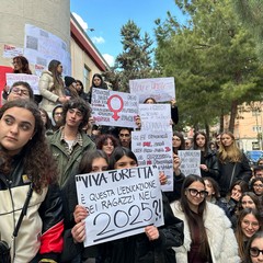 Protestano gli studenti al liceo Casardi dopo le scritte sessiste nei bagni