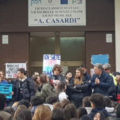 Protestano gli studenti al liceo Casardi dopo le scritte sessiste nei bagni