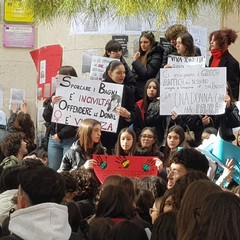 Protestano gli studenti al liceo Casardi dopo le scritte sessiste nei bagni