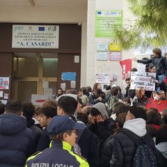 Protestano gli studenti al liceo Casardi dopo le scritte sessiste nei bagni