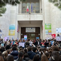 Protestano gli studenti al liceo Casardi dopo le scritte sessiste nei bagni