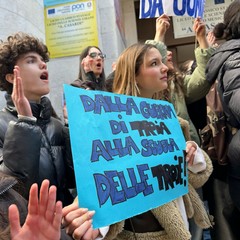 Protestano gli studenti al liceo Casardi dopo le scritte sessiste nei bagni