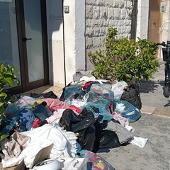 Rifiuti fuori alla Caritas Barletta