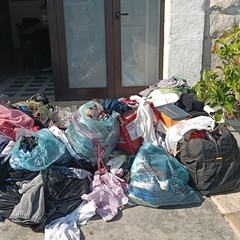 Rifiuti fuori alla Caritas Barletta