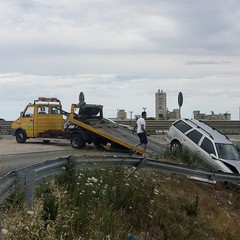 Terribile impatto sul guard rail, incidente sulla SS16 bis