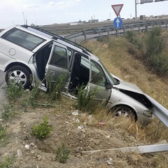 Terribile impatto sul guard rail, incidente sulla SS16 bis