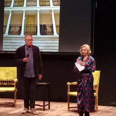 Vittorio Sgarbi presenta sul palco del teatro di Barletta il suo ultimo libro