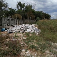 Montagna di lapidi abbandonate in campagna