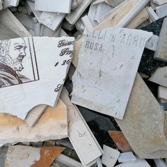 Montagna di lapidi abbandonate in campagna