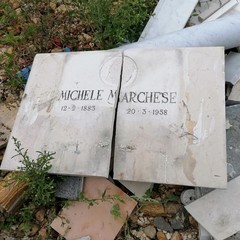 Montagna di lapidi abbandonate in campagna