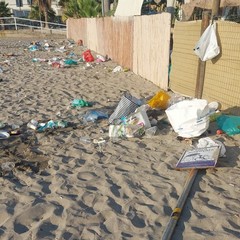Rifiuti in spiaggia a Barletta