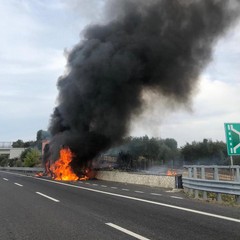 Tir in fiamme sulla A