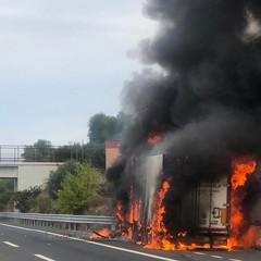 Tir in fiamme sulla A