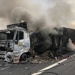 Tir in fiamme sulla A