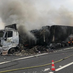 Tir in fiamme sulla A