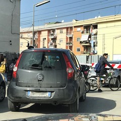 Passaggio a livello di via Andria, automobili incastrate dalle sbarre
