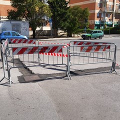 Transenne a centro strada in via Barberini