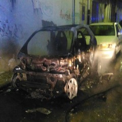 Incendio in via Gorizia, in fiamme un'automobile nella notte