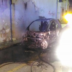 Incendio in via Gorizia, in fiamme un'automobile nella notte