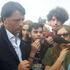 Matteo Renzi incontra alcuni studenti a Canne della Battaglia