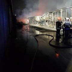 Fiamme in zona Barberini, rogo all'interno di un'autorimessa